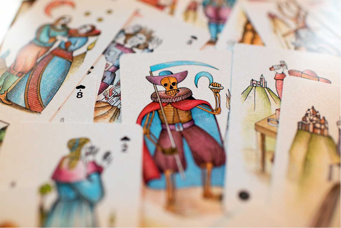 carte de tarot divinatoire sure une table